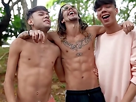 This is the making of a porn video with Caco Foxx, Enzo Matteuz, and Hanry Onlyjapa in a bareback scene.